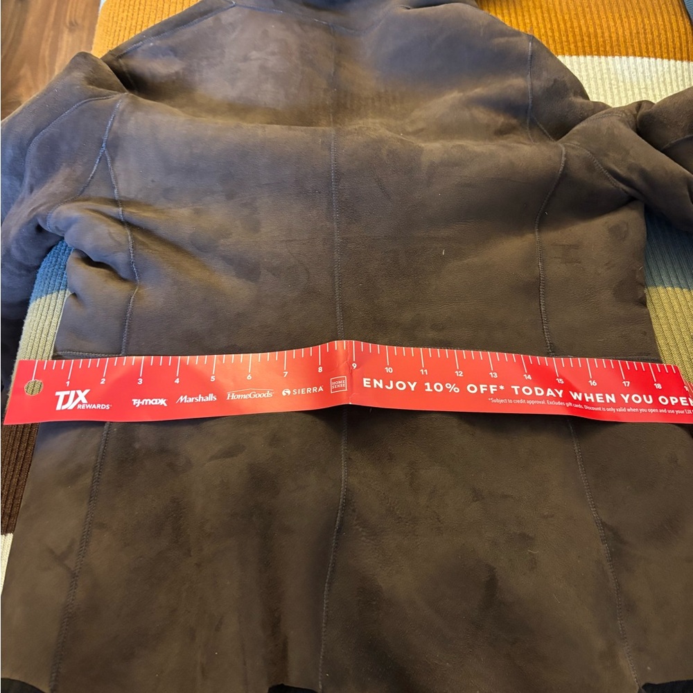 Elegant Dark Brown Women's Jacket Preowned
Pit to pit ~20in West ~19 Long ~27 - Picture 14 of 15